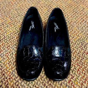 Worn Once!  Black White Mountain Loafer